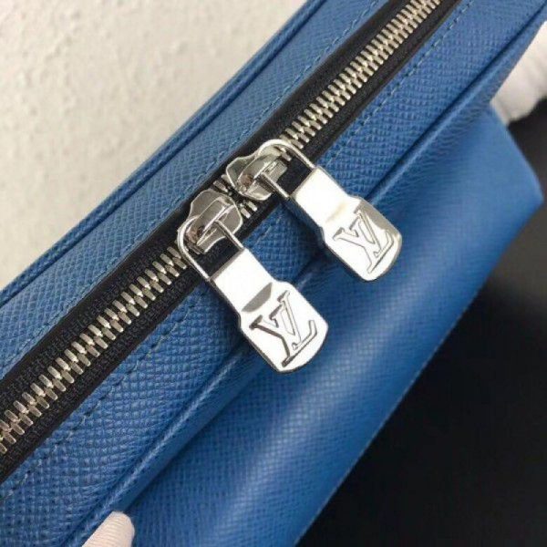 Outdoor Messenger PM Bag Taiga Leather M33437 - Image 3