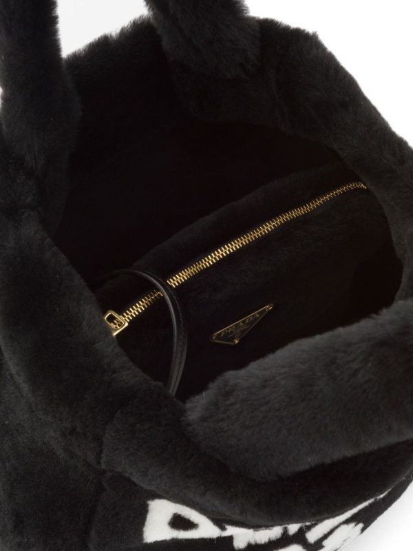 Prada logo-print shearling tote bag - Image 5