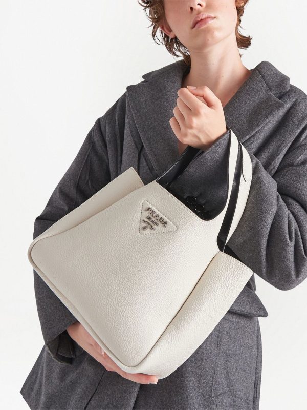 Prada pebbled logo-plaque tote bag - Image 6