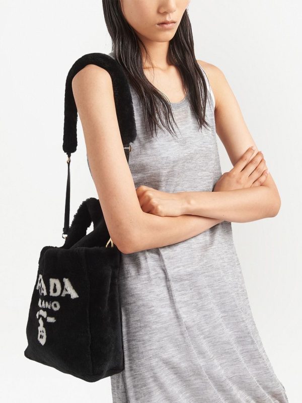 Prada logo-print shearling tote bag - Image 6
