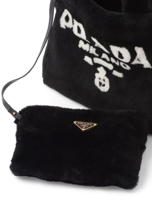 Prada logo-print shearling tote bag - Image 7