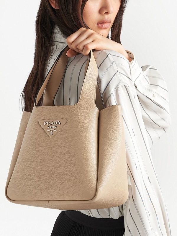 Prada logo plaque tote bag - Image 7